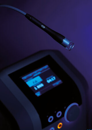 Laser wysokoenergetyczny (HIL) wykorzystywany w terapii fizjoterapeutycznej, oferujący skuteczne leczenie głębszych struktur ciała.